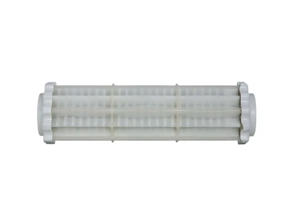 Weißes Filterelement mit länglicher Form und gerippter Oberfläche, geeignet für BWT-Produkte, zur Verbesserung der Filterfläche im Wasserfiltersystem.